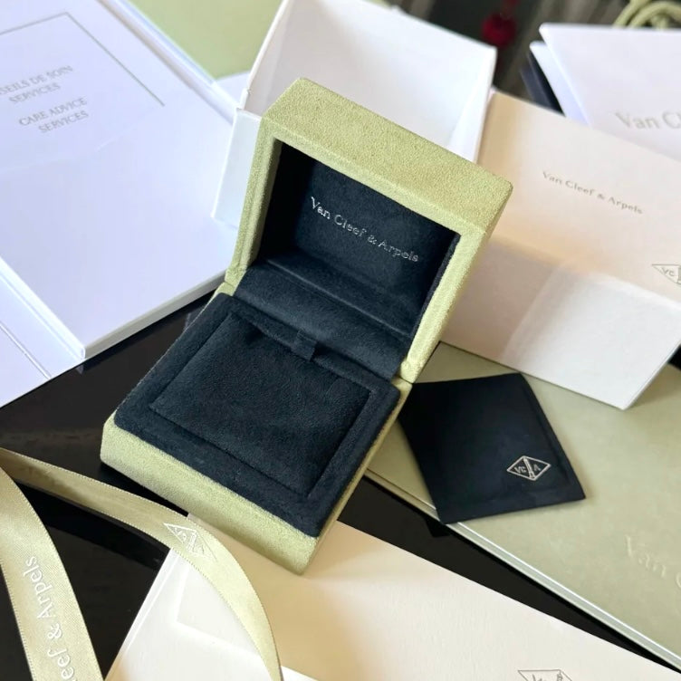 Worldwide Jewelry in the live($)