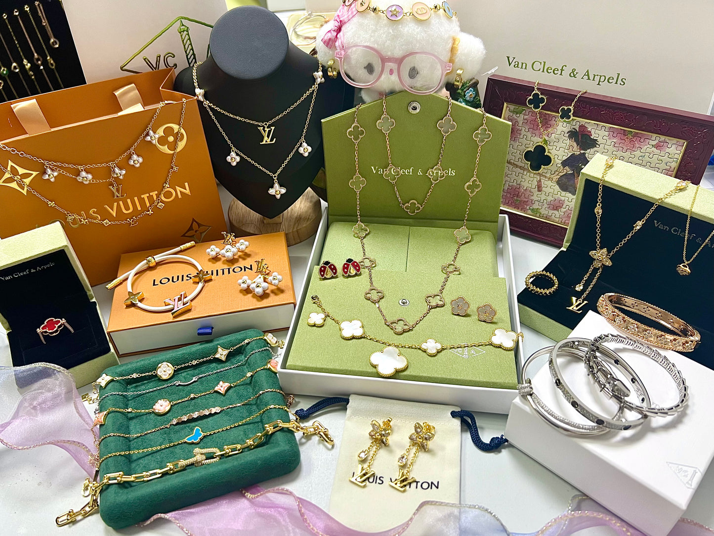 Worldwide Jewelry in the live($)