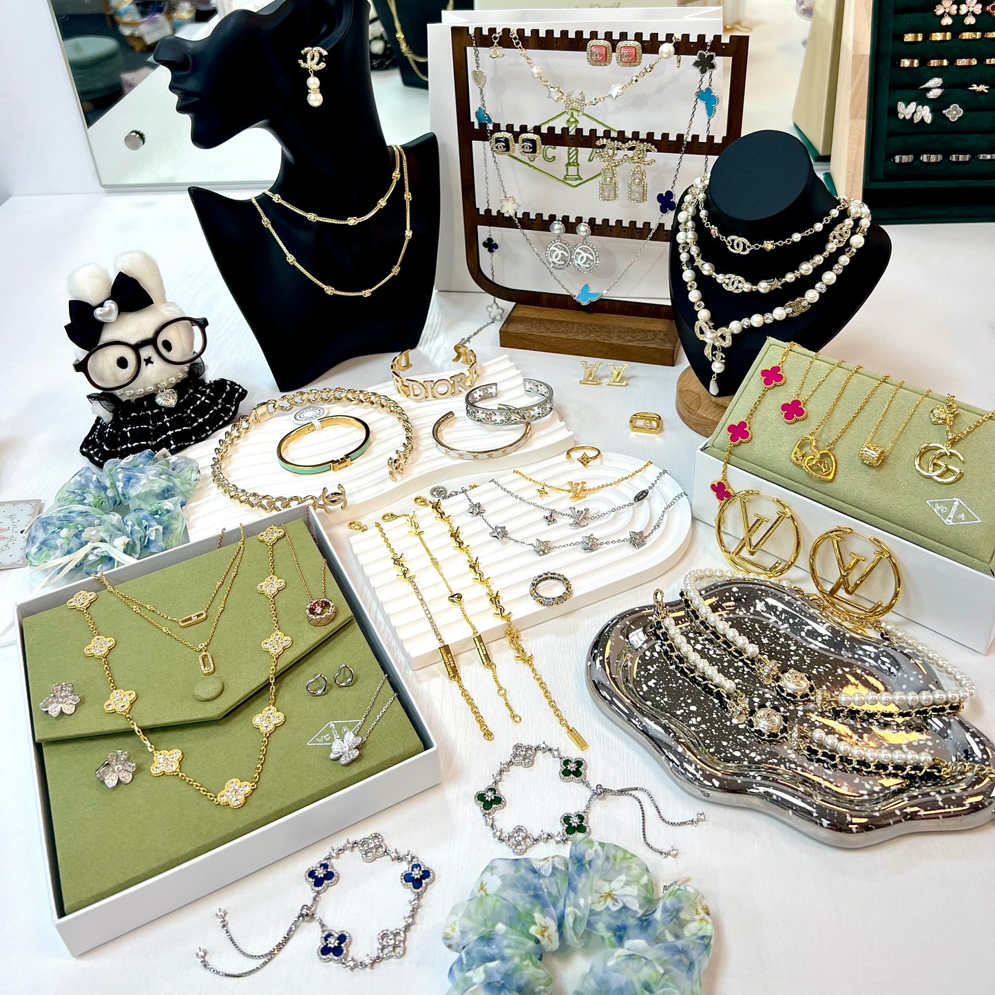 Worldwide Jewelry in the live($)