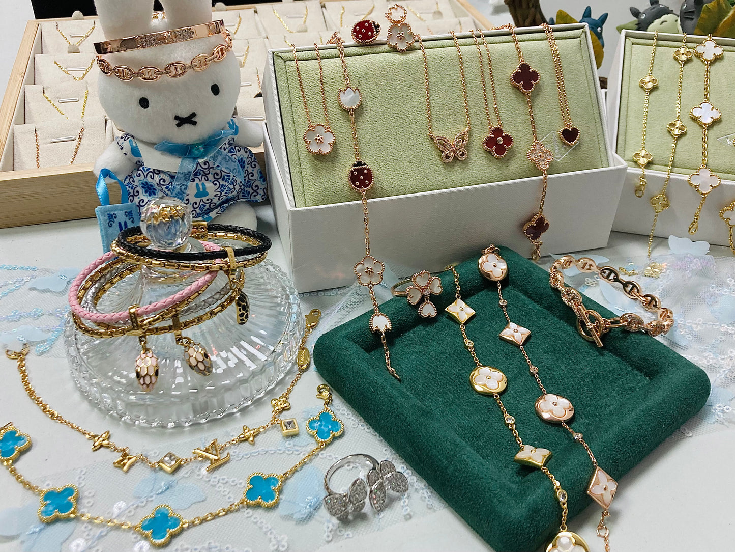 Worldwide Jewelry in the live($)