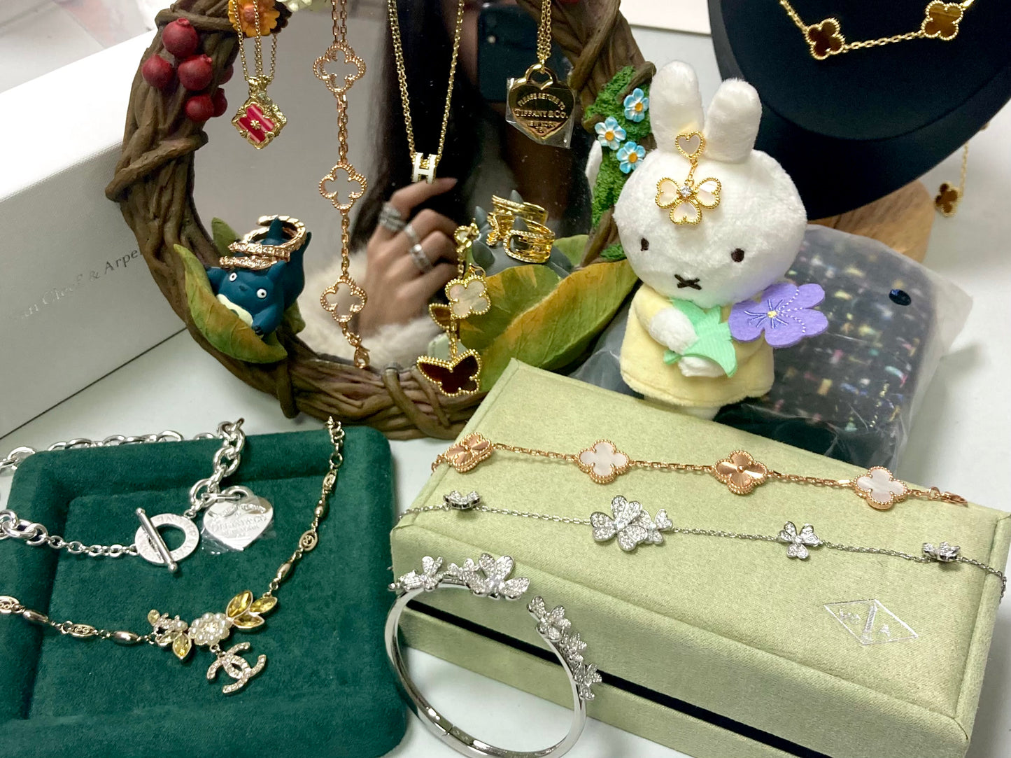 Worldwide Jewelry in the live($)