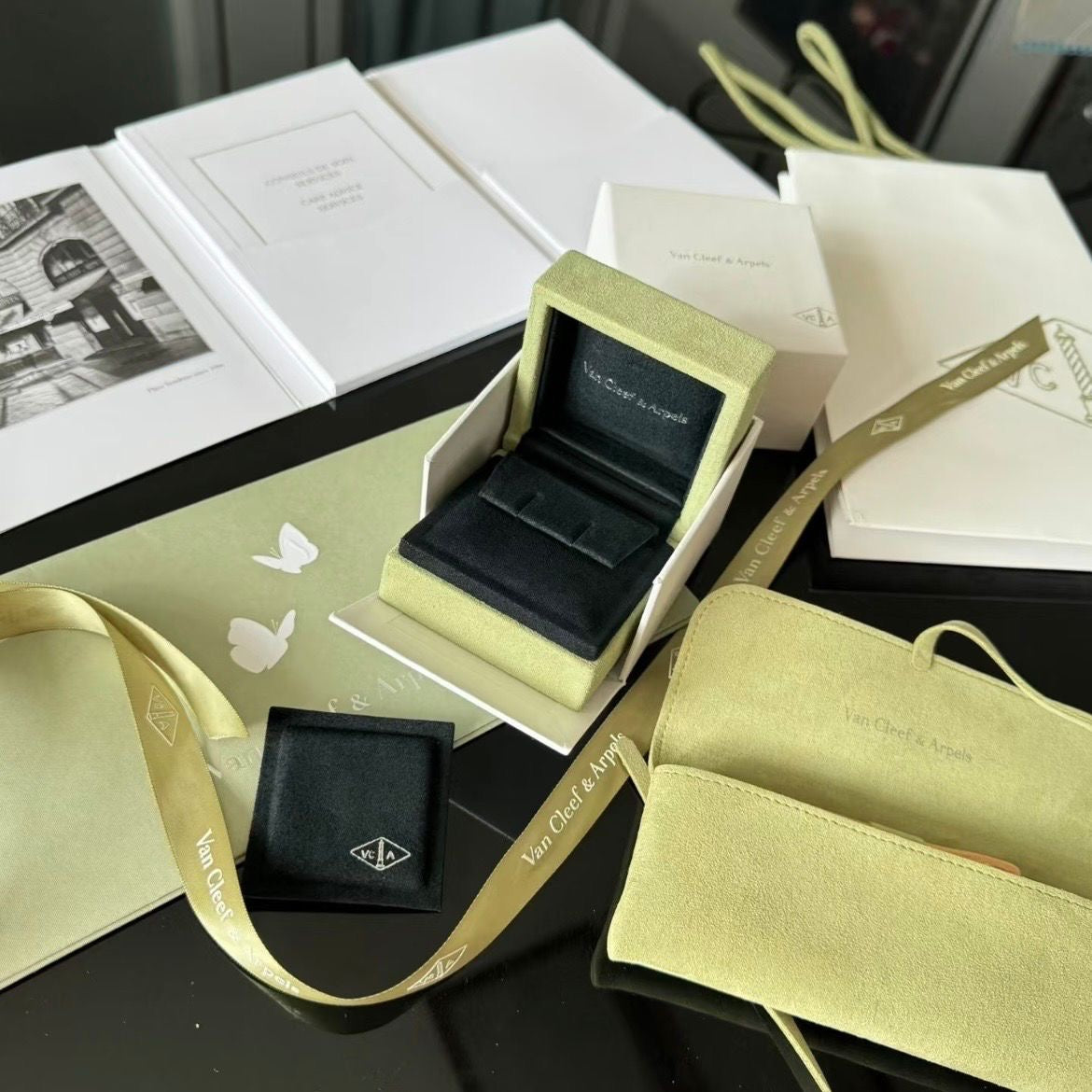Worldwide Jewelry in the live