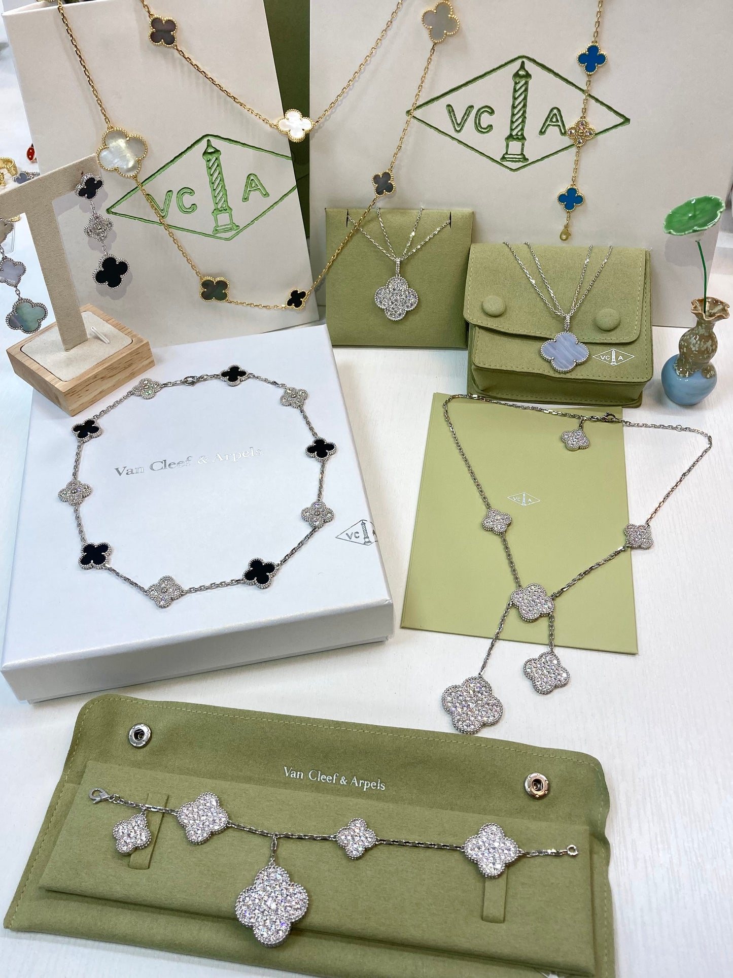 Worldwide Jewelry in the live