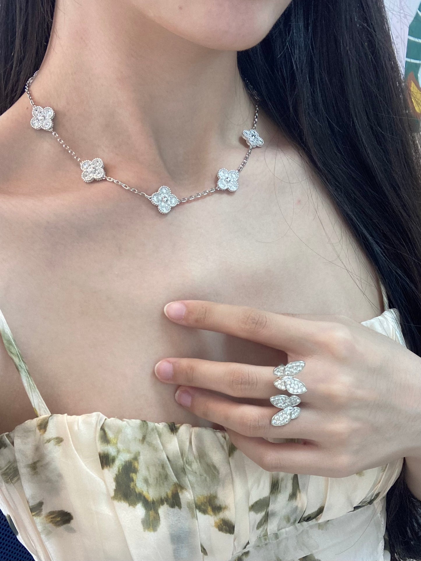 Worldwide Jewelry in the live
