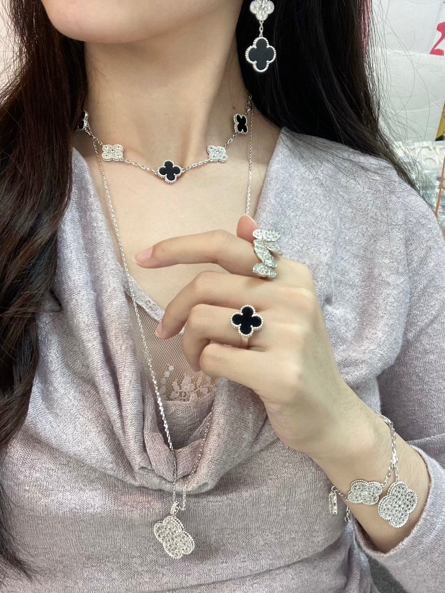Worldwide Jewelry in the live